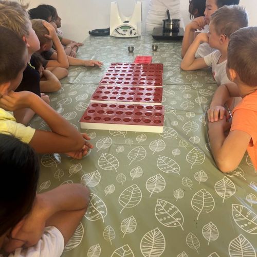 Alle Zutaten werden zusammen gemischt und die Schüler hören gespannt zu