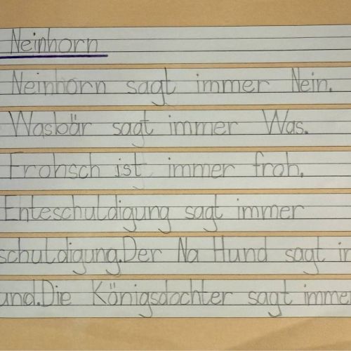 Schüler bestaunen die großen Maschinen in der Fabrik