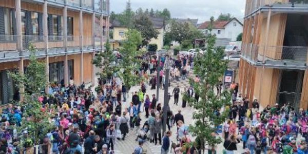 Viele Kinder kommen zur Einschulungsfeier