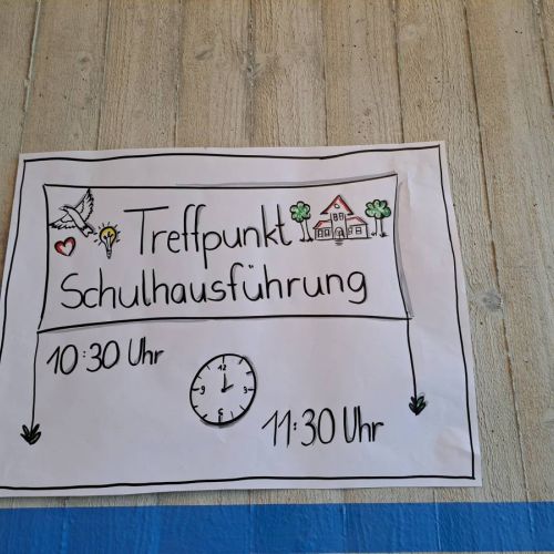 Plakat, was über die Termine zur Schulhausführung informiert