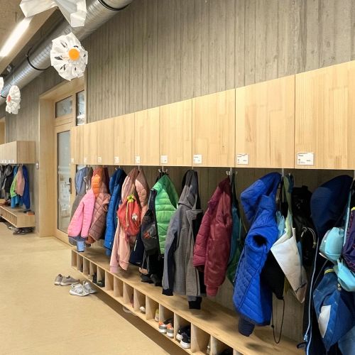 Garderobe in der Grundschule