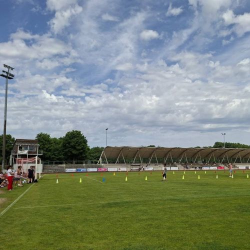 Ein Hindernisparcours, der auf dem Sportplatz aufgebaut ist