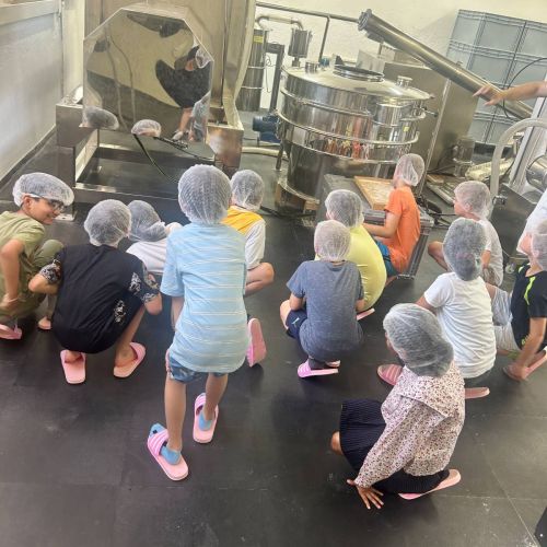 Schüler bestaunen die großen Maschinen in der Fabrik