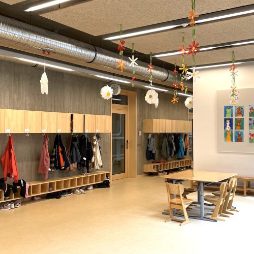 Cluster mit Tisch und Garderobe